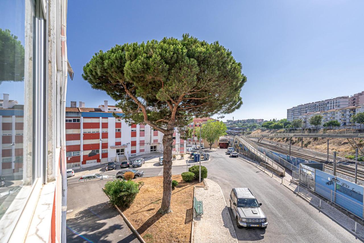 Two bedroom apartment close to train station by Lisbon with Sintra - B&B Queluz