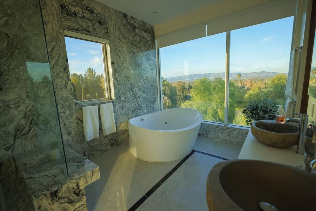 Beautiful Brand New Mansion Estate - B&B