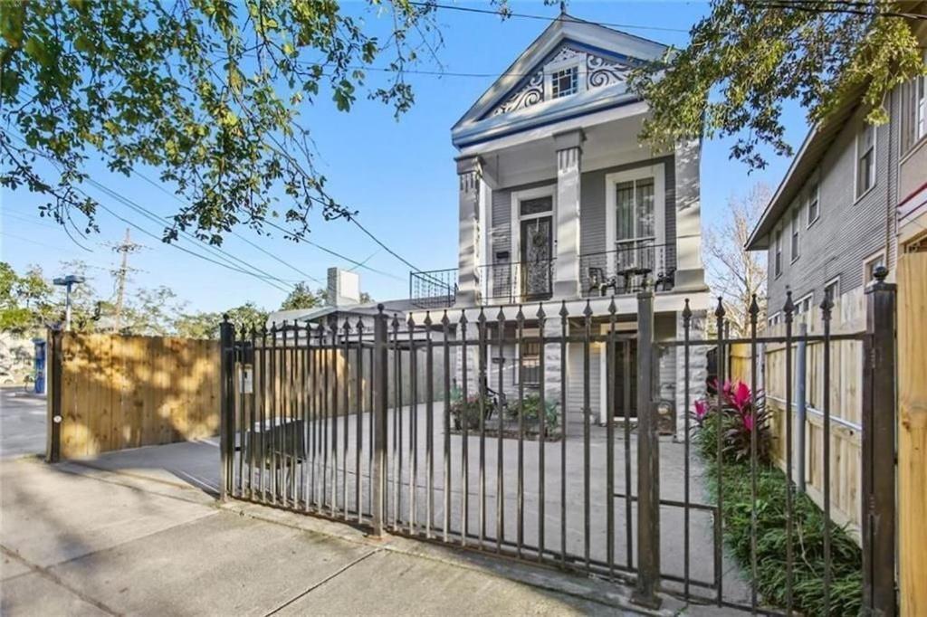 Historic Cottage 3 mins to the French Qtr. Sleeps 12 - B&B