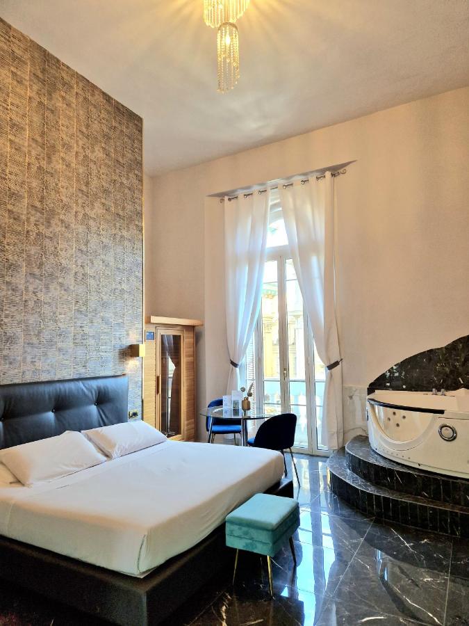 Suite con bañera de hidromasaje y cama grande