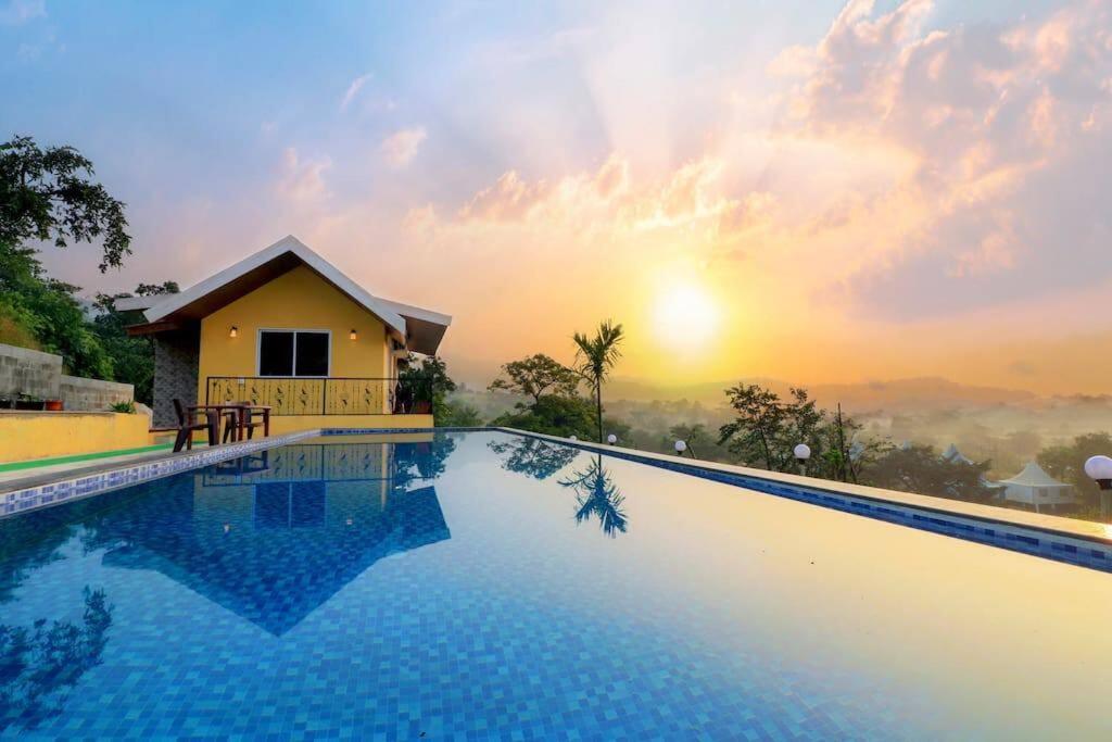 B&B Lonavla - Stay Leisurely Casa By the hills 4BHK, Pawna Lake - Bed and Breakfast Lonavla