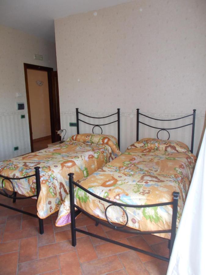 Tweepersoonskamer met 2 Aparte Bedden en Douche