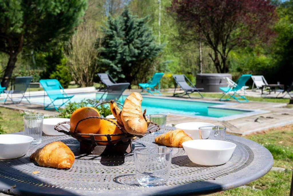 Le Clos du Tilleul Fabuleuse propriété 15 à 30 Pers Piscine au coeur d'un charmant village - Chambres d'hôtes Thilouze