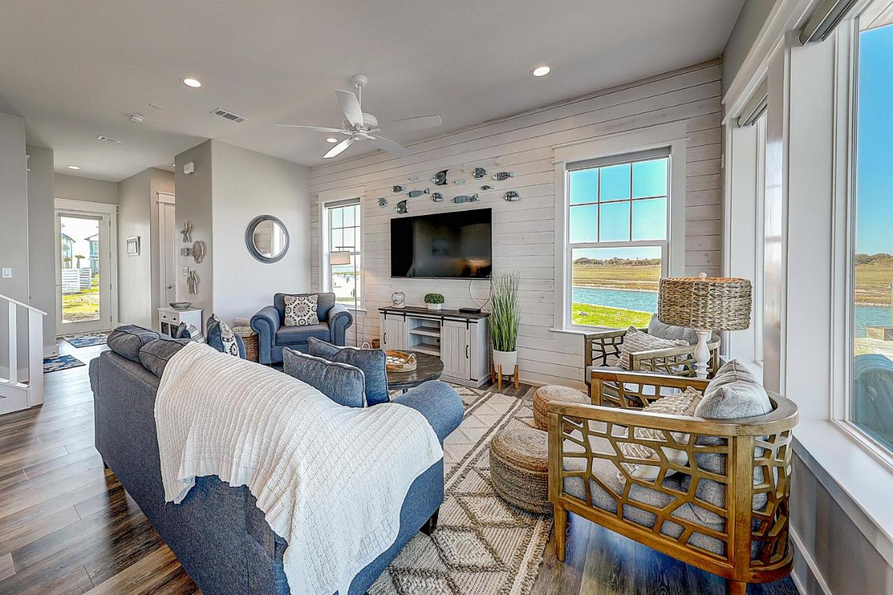 Waterfront Villa on St Charles Bay - B&B Rockport