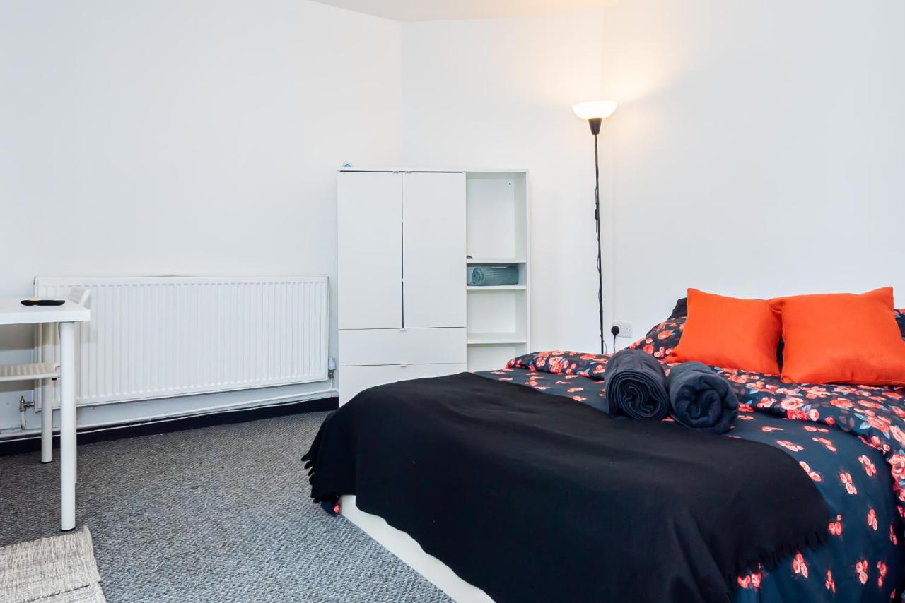 Chambre Lits Jumeaux avec Salle de Bains Commune