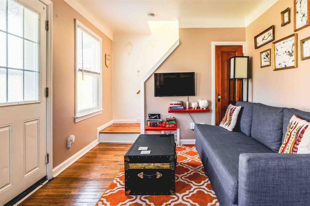 Cozy Cottage 10 mins to DTWN CLE Free Parking - Chambres d’hôtes Euclid