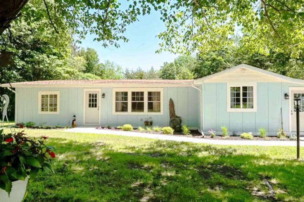 Little Blue Cottage: a wooded getaway near beaches and towns - Bed and Breakfast