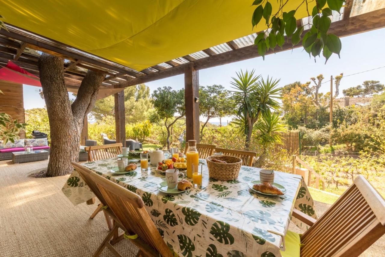 B&B Hyères - La Félyvonne, villa familiale confortable avec sa grande terrasse ombragée et sa vue dégagée vers la mer - Bed and Breakfast Hyères