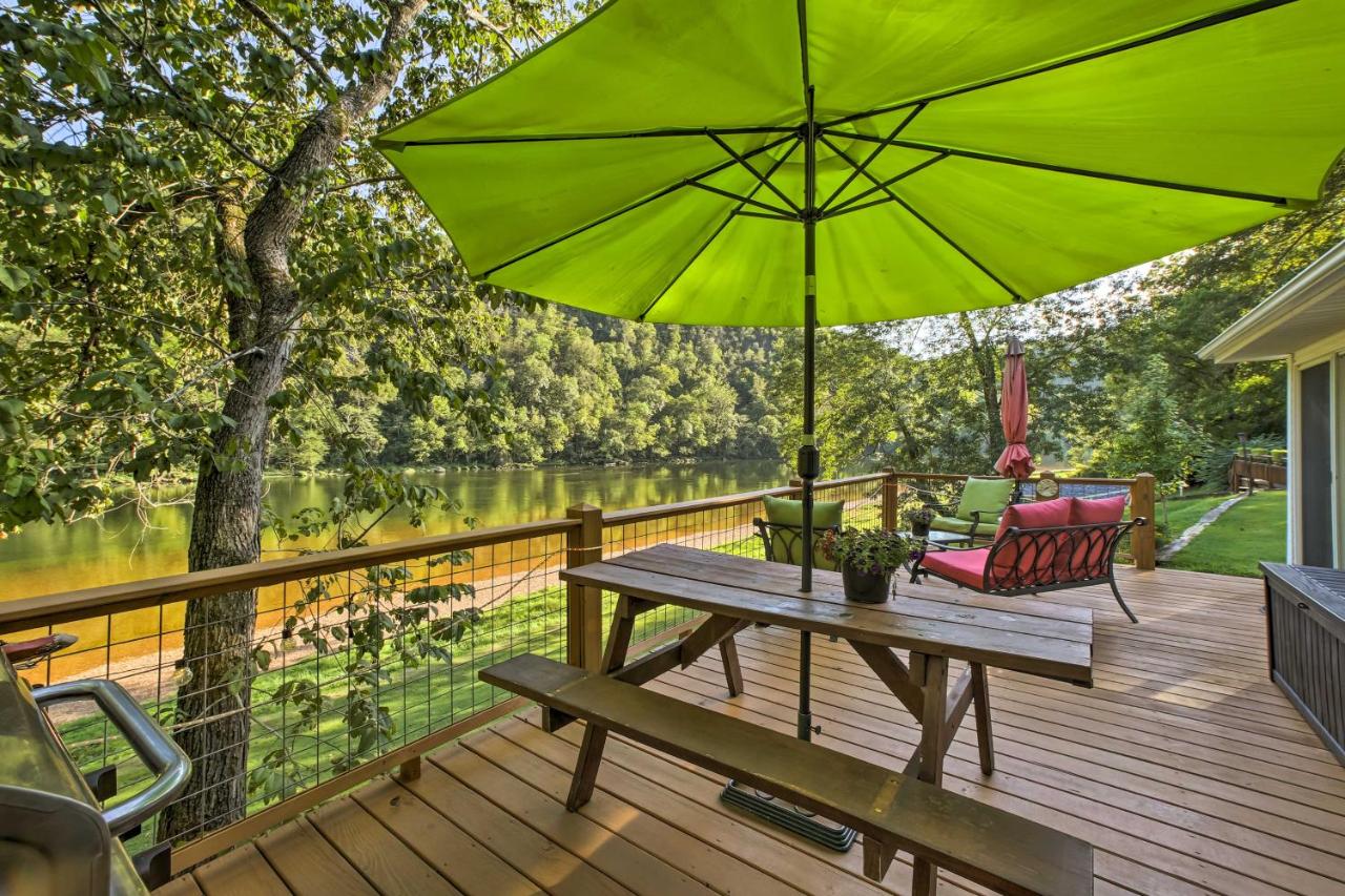 Cozy Waterfront Cottage with Deck on White River! - Chambres d’hôtes