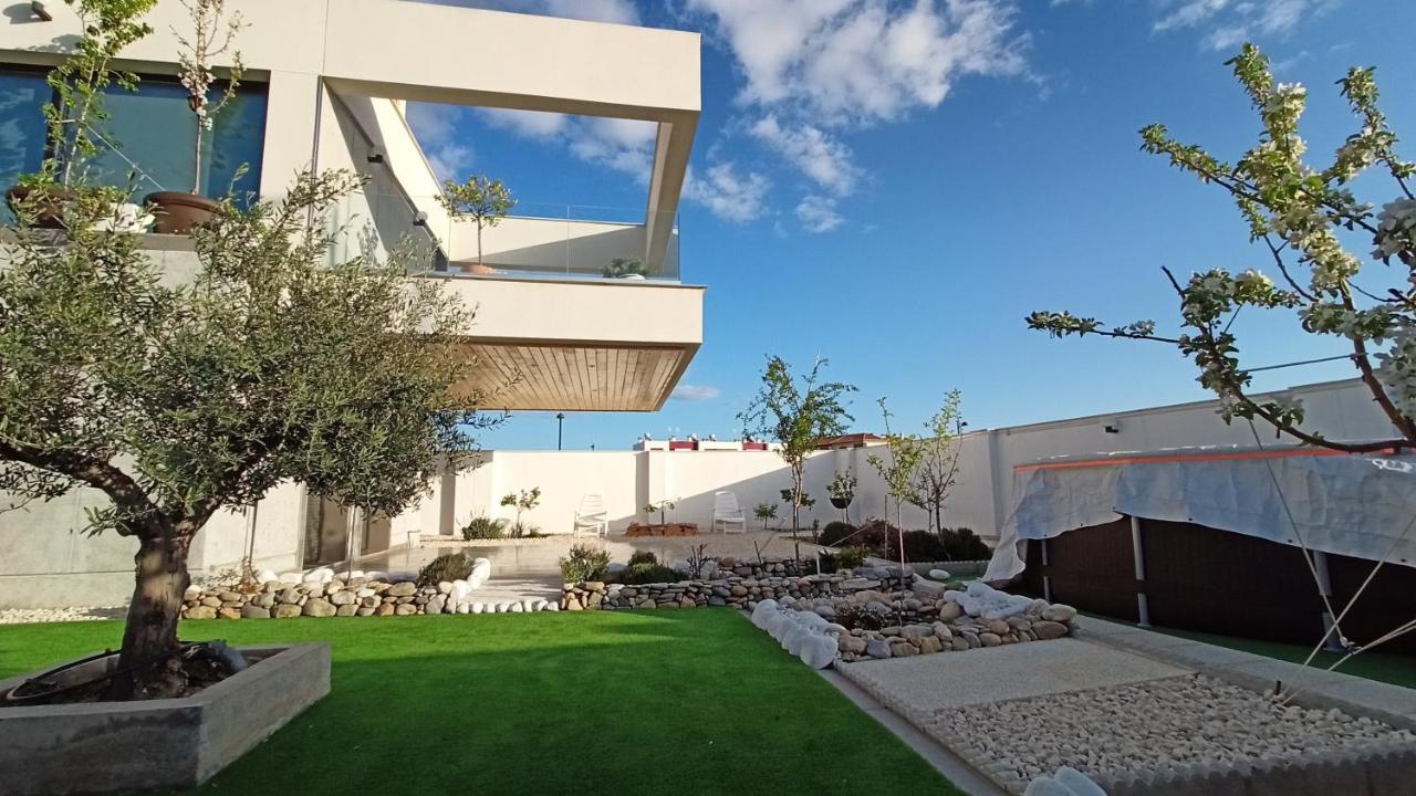 Chalet con piscina y jardín, no fumadores ni fiestas - Chambres d'hôtes Cúllar-Vega