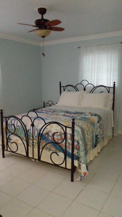 Lynn's Cozy Cottage - Bed and Breakfast