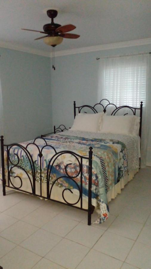 B&B Nassau - Lynn's Cozy Cottage - Bed and Breakfast Nassau