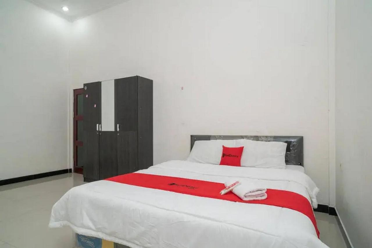 B&B Ulin - RedDoorz Syariah Near Syamsudin Noor Airport 4 - Bed and Breakfast Ulin