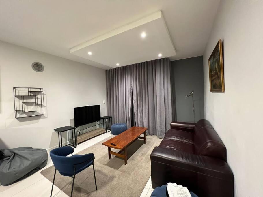Stunning 2 Bedroom Apartment in Rosebank Central - B&B