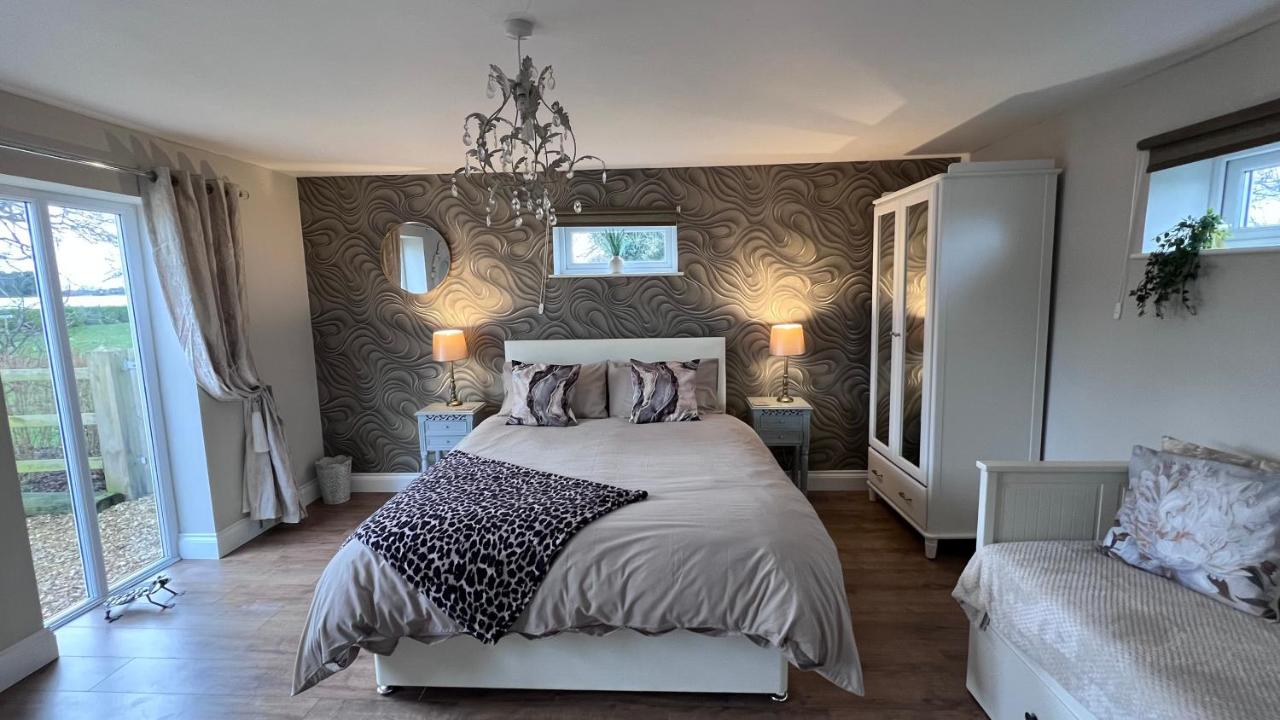 Deluxe Double Room (2 Adults + 1 Child)