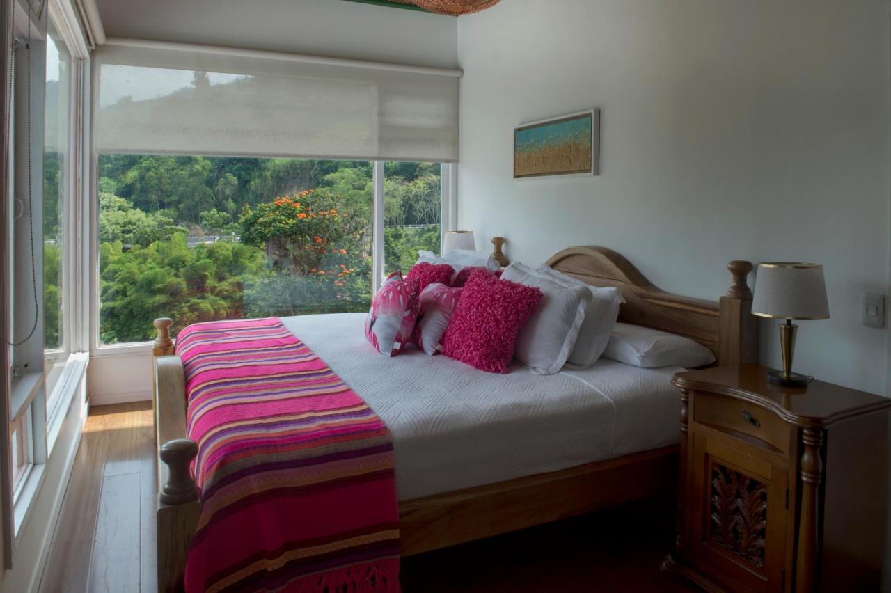 Suite con cama grande y balcón