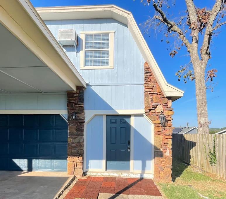 Lake House and Studio Book Two places in one 4 bedrooms large driveway and yard - B&B Rogers