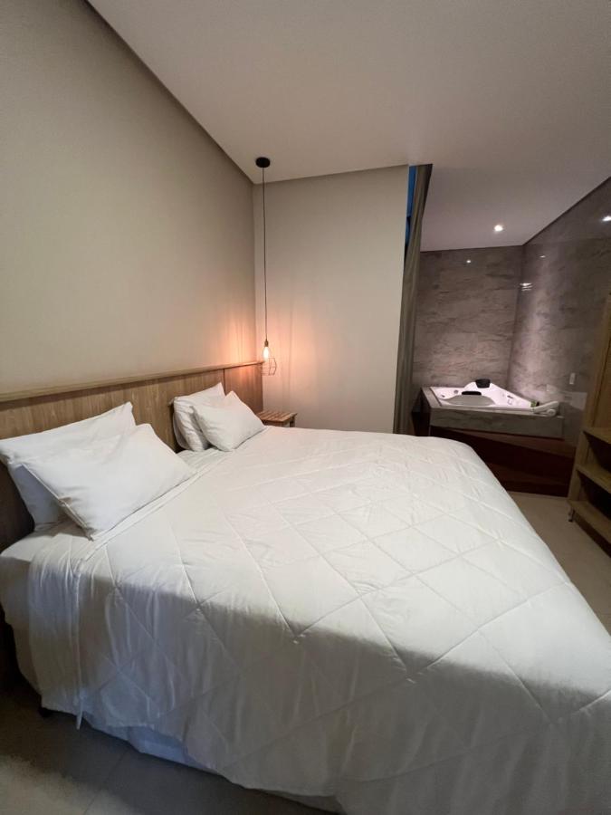 Zimmer mit Kingsize-Bett und Whirlpool