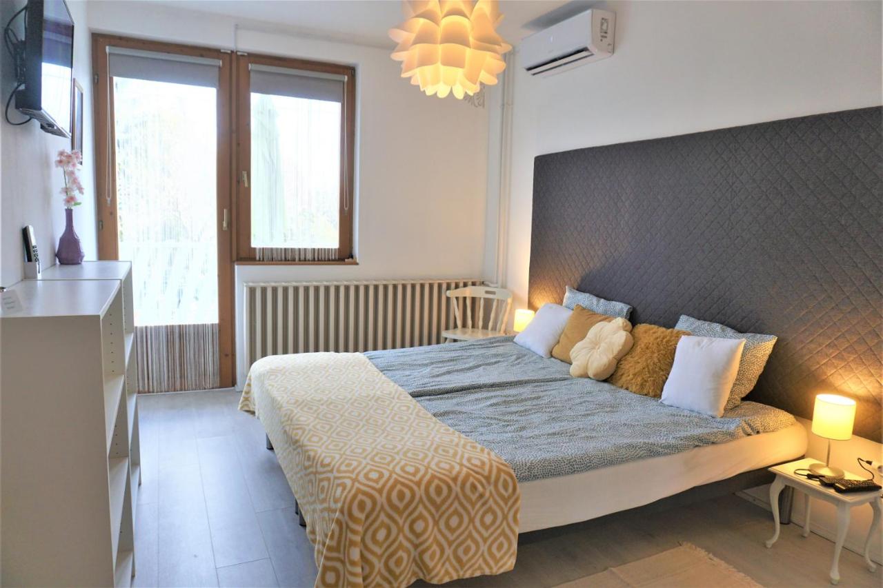 Doppel-/Zweibettzimmer mit Balkon