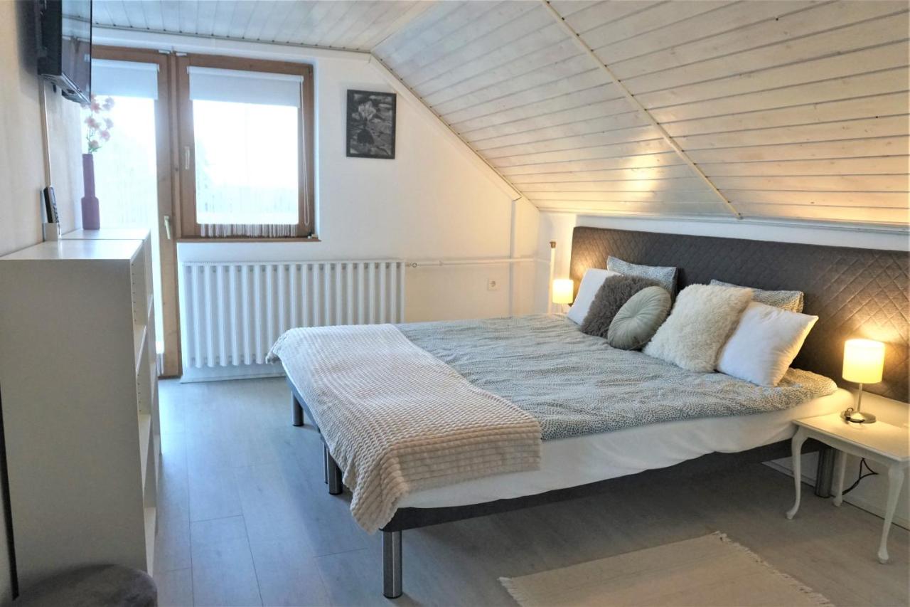 Doppel-/Zweibettzimmer mit Balkon