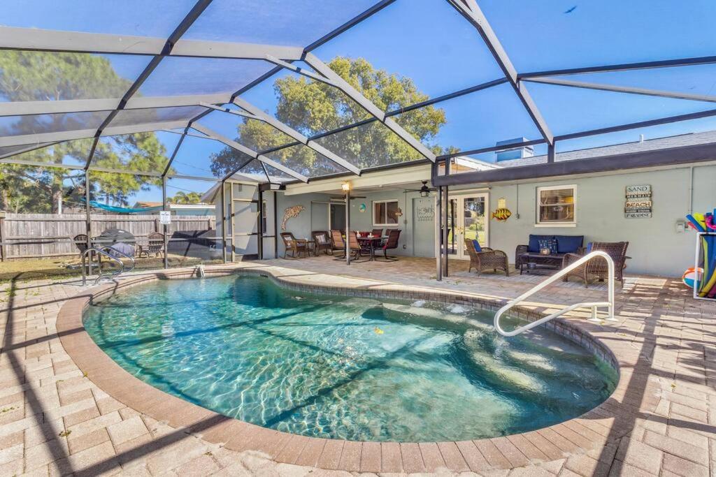 Perfect for Family Gatherings with a Heated Pool! - Clearwater's Clear Choice - Chambres d’hôtes