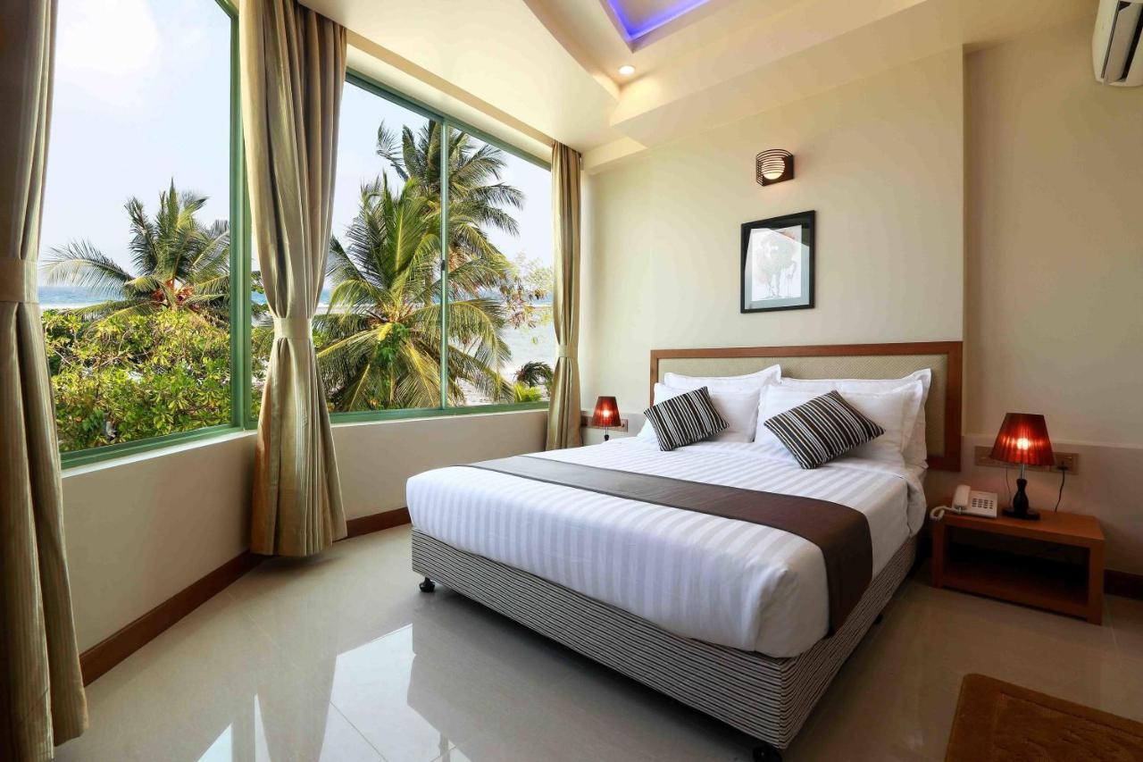 Zimmer mit Kingsize-Bett und Meerblick