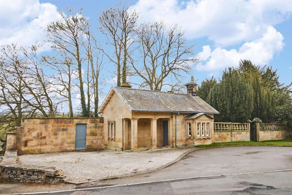 B&B Hassop - North Lodge - 17th Century Gate Cottage at Hassop Hall - Bed and Breakfast Hassop