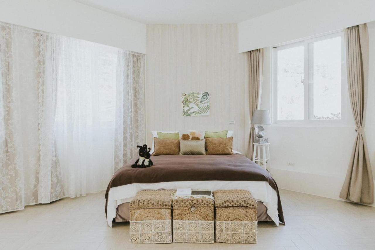 Zimmer mit Kingsize-Bett und Bergblick