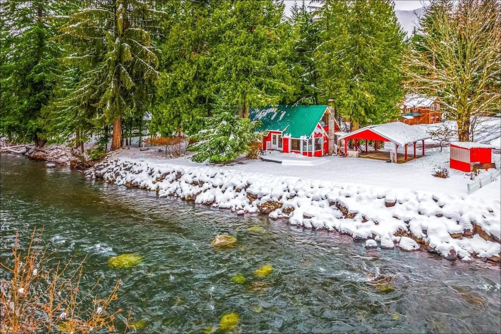 B&B Greenwater - NEW: Steps from White River near Mount Rainier National Park - Bed and Breakfast Greenwater