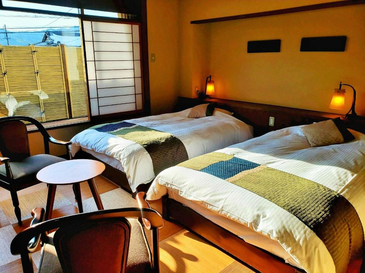 Twin Room with Tatami Area and Shared Bathroom "Hakuto"