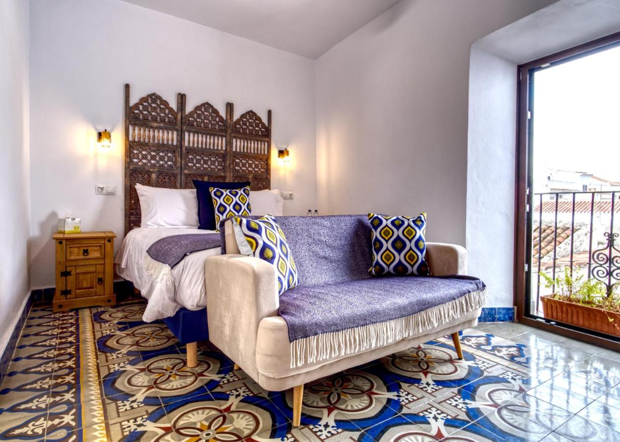 Suite con cama grande y balcón