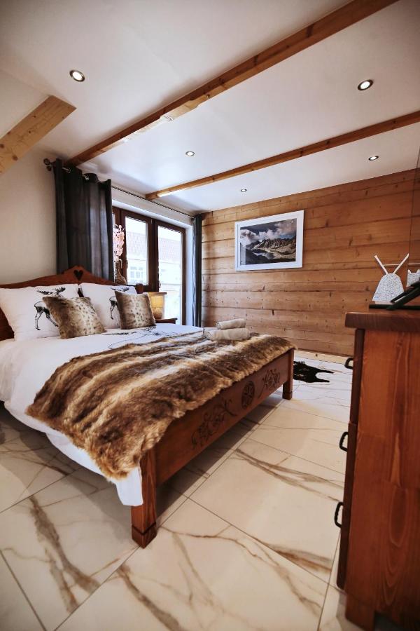 Apartment with Mountain View