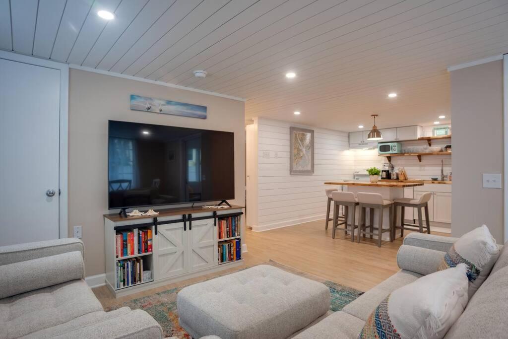 Renovated Cottage: 4th row from the Beach! - B&B Hilton Head Island