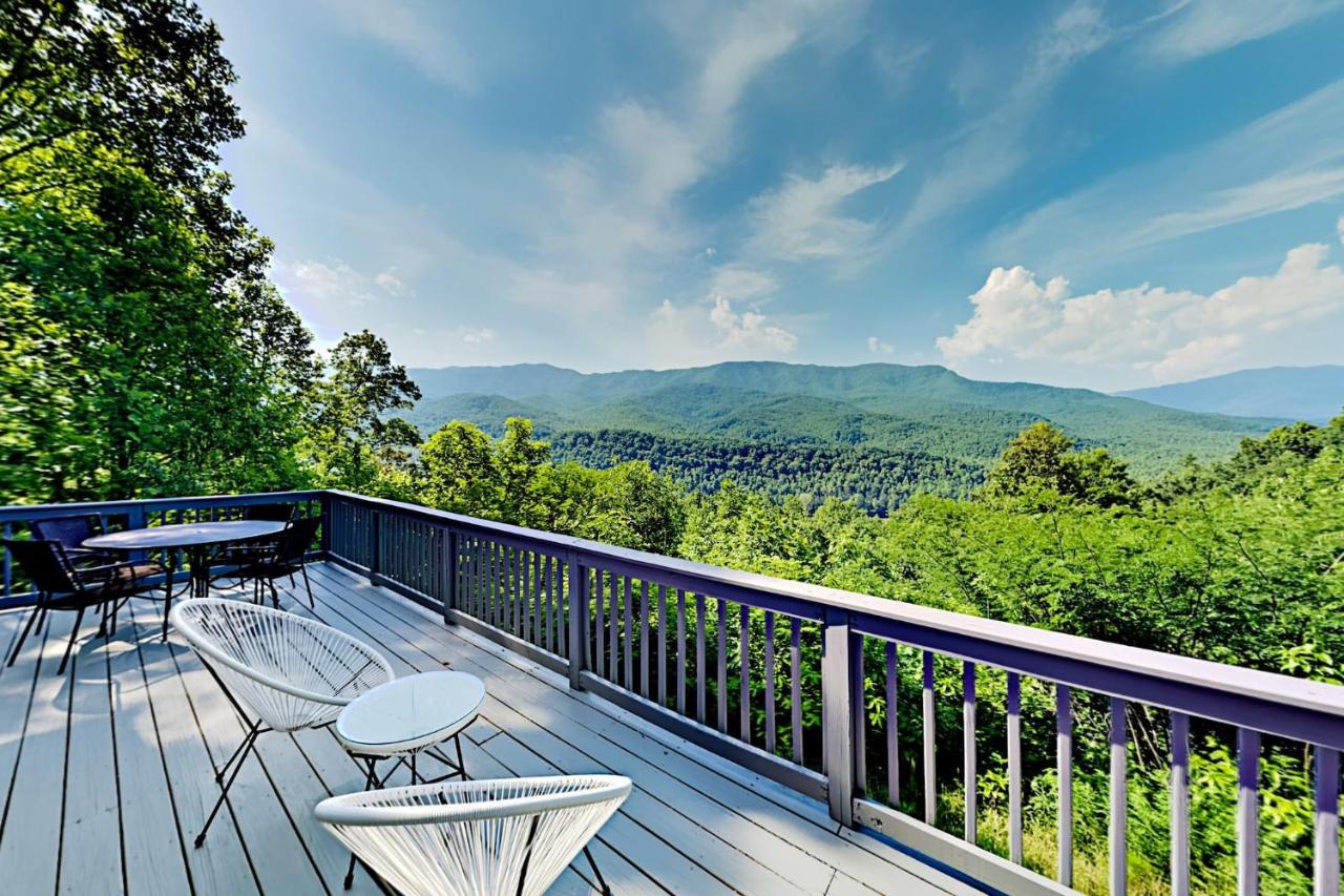 B&B Gatlinburg - Barenberg Cabin - Secluded Unobstructed Panoramic Smoky Mountains View with Two Master Suites, Loft Game Room, and Hot Tub - Bed and Breakfast Gatlinburg