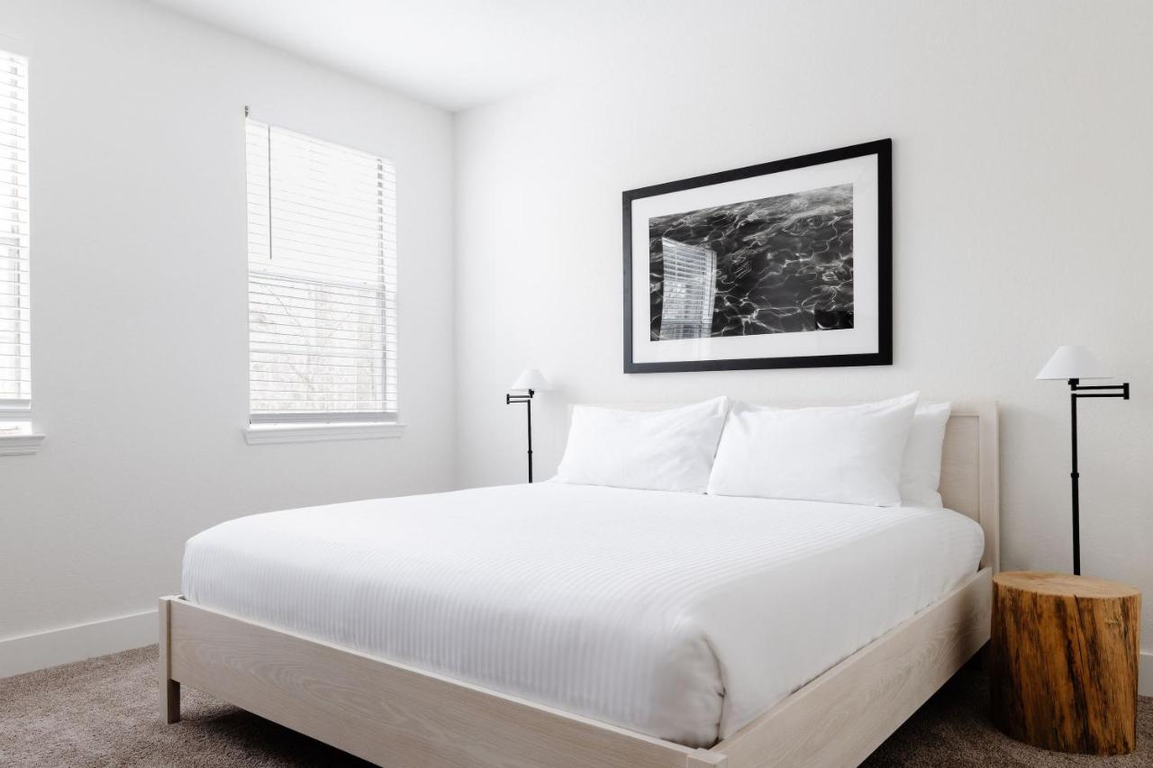 One-Bedroom Apartment (Self Check-in with Virtual Front Desk)