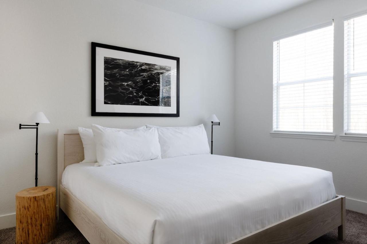 Three-Bedroom Apartment (Self Check-in with Virtual Front Desk)