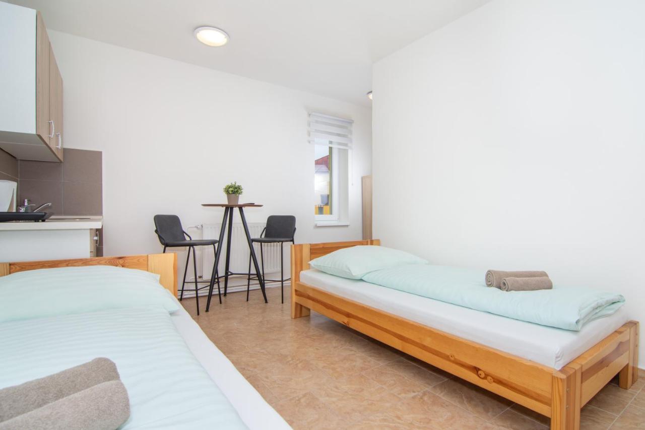Zweibettzimmer mit Gartenblick