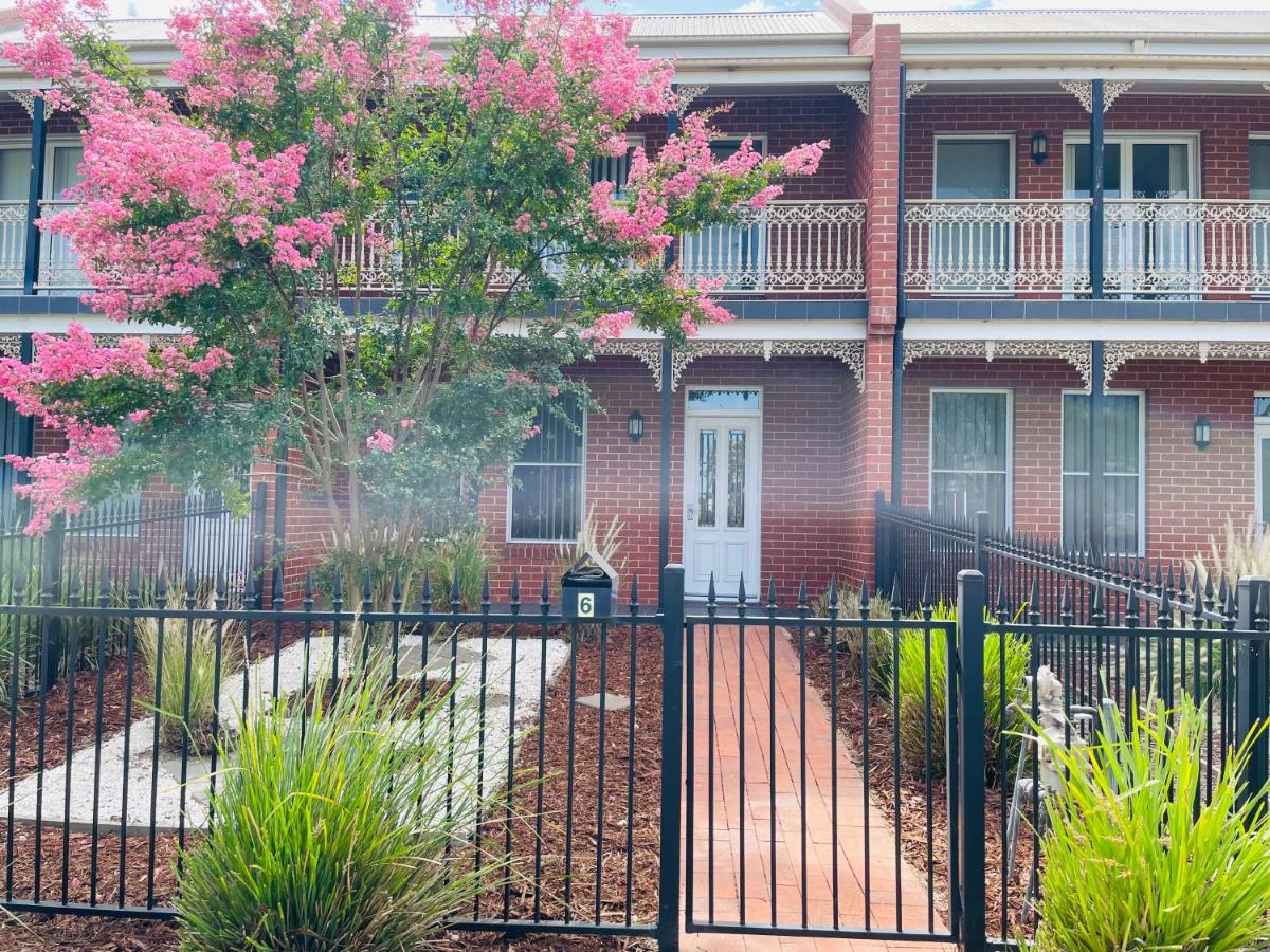 Modern City Townhouse with all the Comforts - Chambres d’hôtes Wagga Wagga