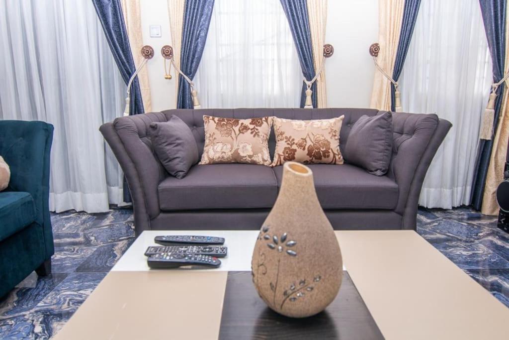 Spacious & Homely 3BR Serviced Flat in Ogudu, Lagos - with less than 20min drive to/fro the International Airport - Chambres d'hôtes Lagos