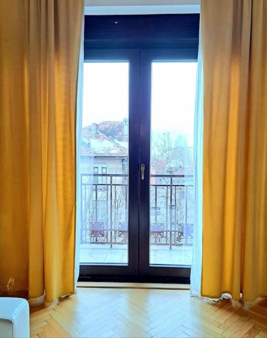 Classy apartment with parking in the city center - B&B