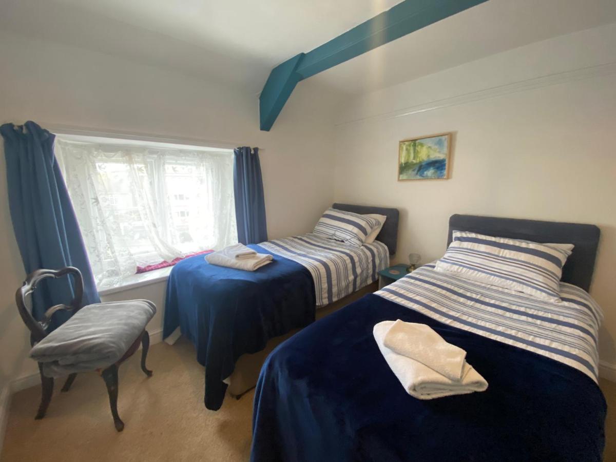 Zweibettzimmer mit Dusche
