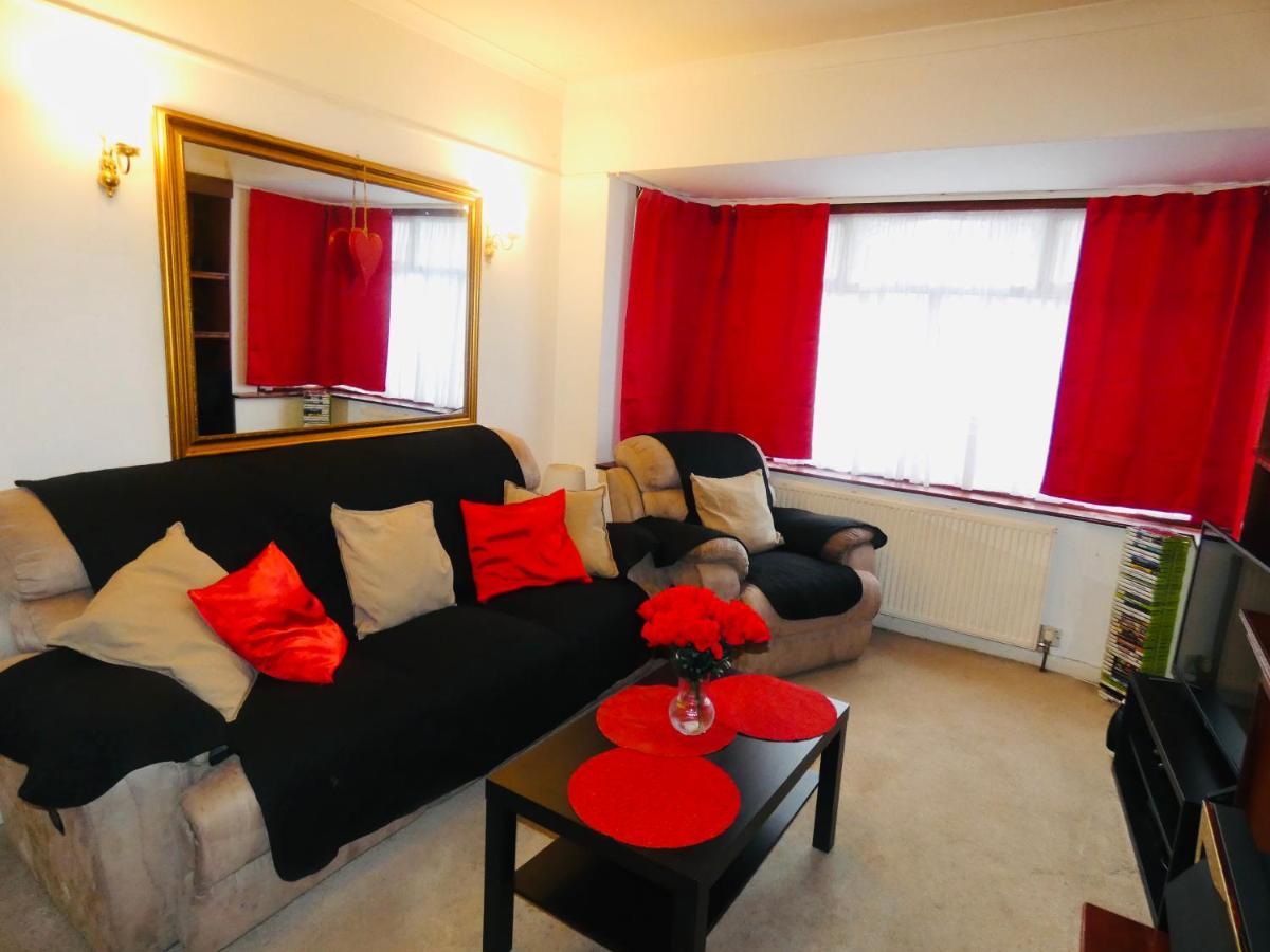 B&B South Norwood - SPACIOUS 3 BED HOUSE WITH PARKING & GOOD TRANSPORT - Bed and Breakfast South Norwood