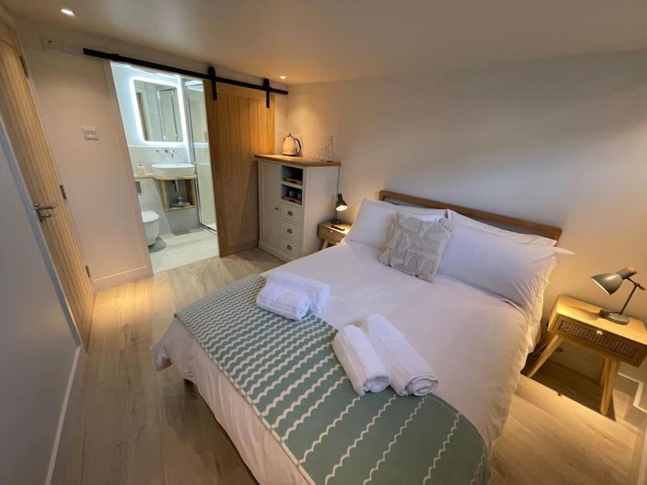Self contained double bedroom with ensuite, private entrance, free parking , 5 min walk to beach - B&B