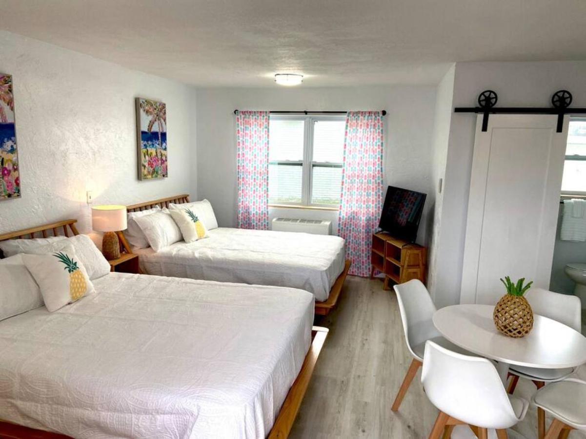 B&B Daytona Beach - Pineapple Shores Retro Inn 2 - Bed and Breakfast Daytona Beach