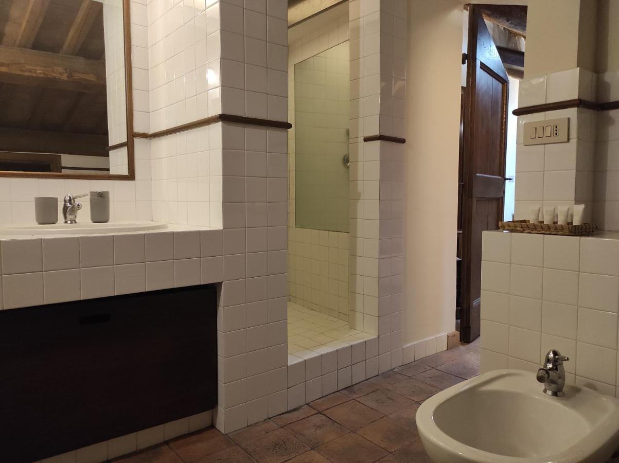 Doppelzimmer mit 2 Doppelbetten und Dusche