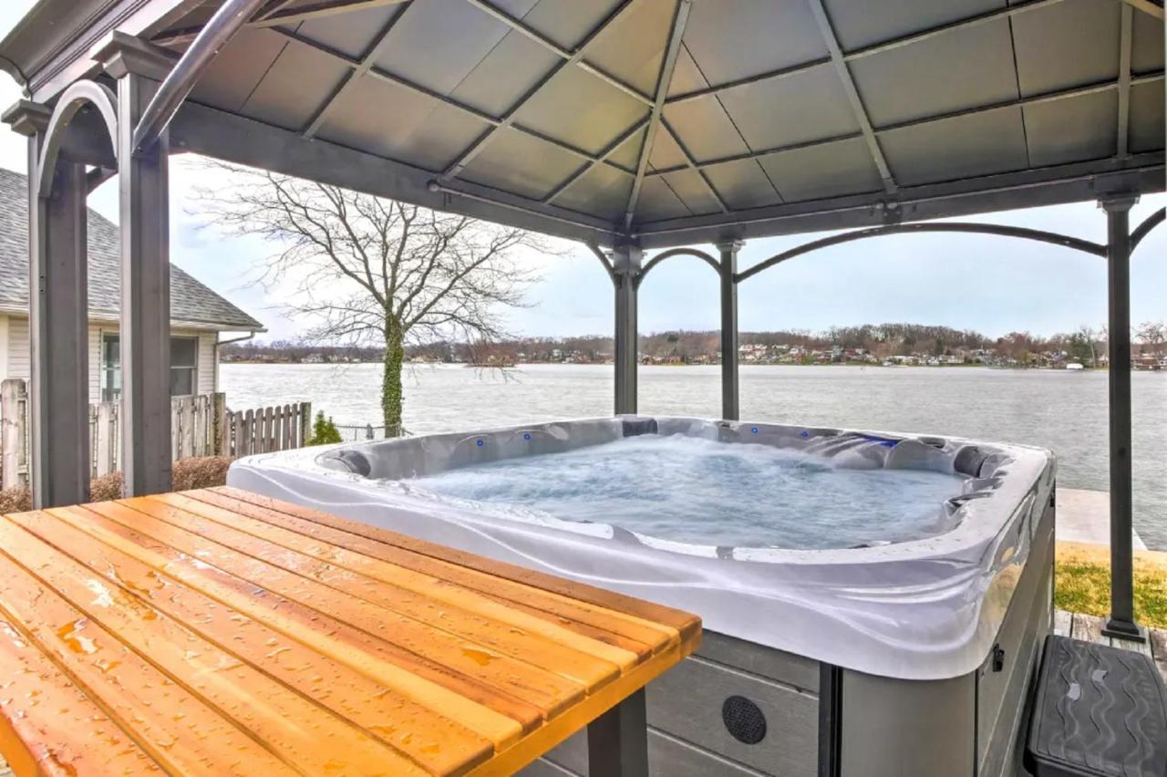 B&B Akron - New! The Docks @ Waterside - Lake Front Hot Tub! - Bed and Breakfast Akron