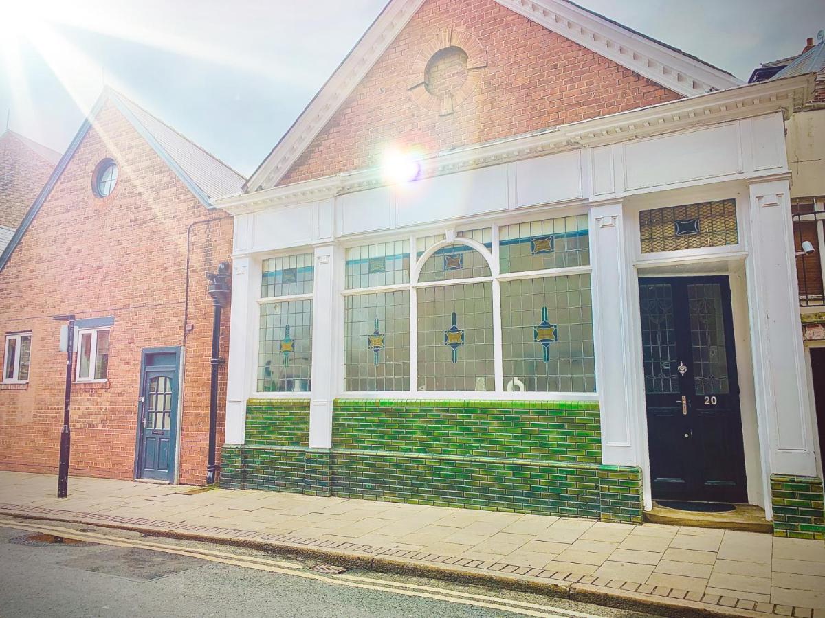 #20 Huge 2BR City Centre Apartment with Glass Ceiling Sleeps 6 Near Hull New Theatre - Chambres d'hôtes Kingston-upon-Hull