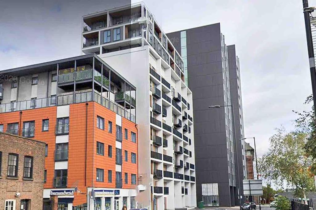 B&B Sutton - 2 bedrooms flat @ London Sutton Station Zone 5 - Bed and Breakfast Sutton