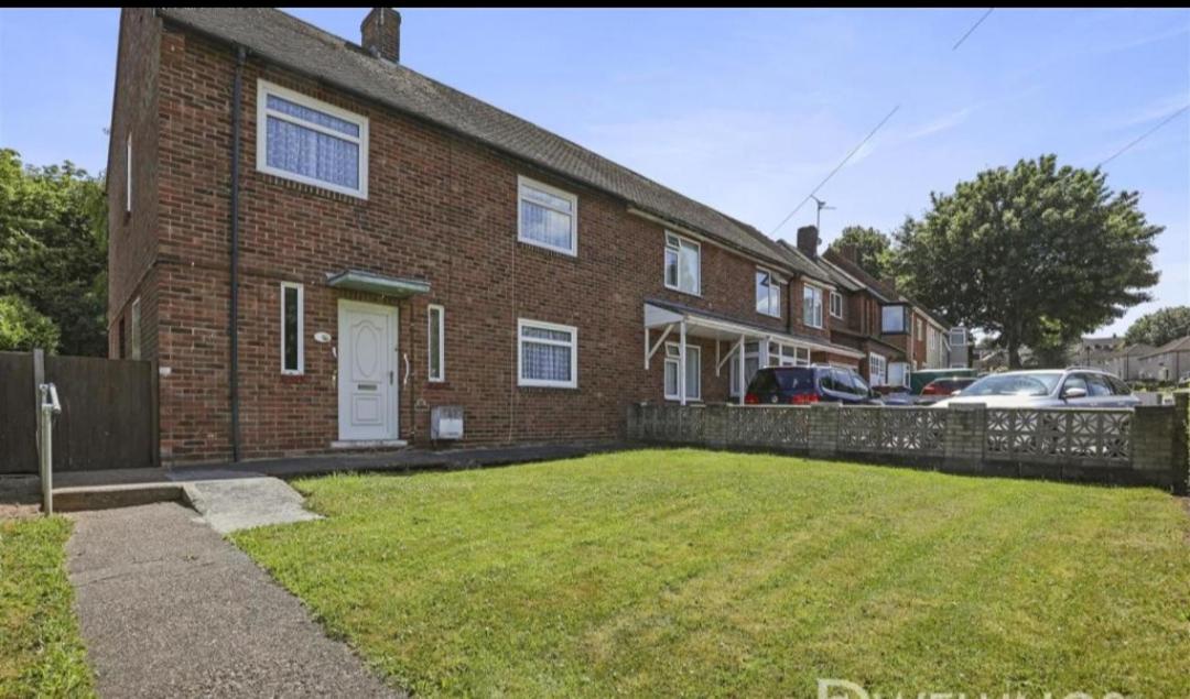 Sherlock's house -Entire house 4 spacious bedroom 9 beds Private free parking & WiFi TV Contractor Family & pets welcome - B&B Burton upon Trent