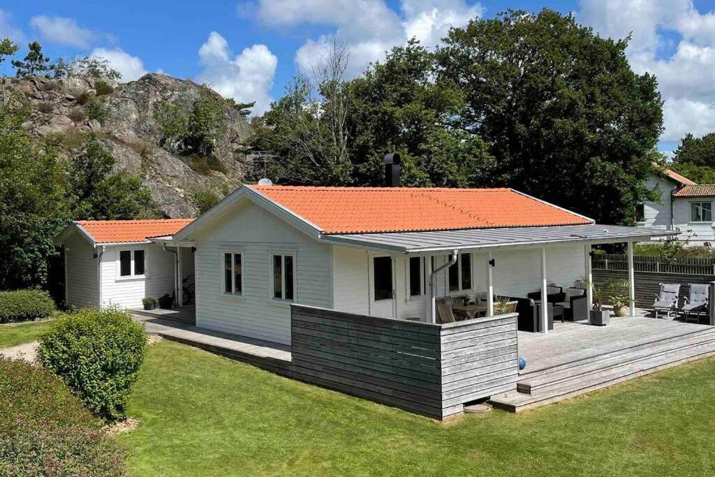 Trevligt hus & Sjöbod i mysiga Mollösund Tången - B&B Mollösund